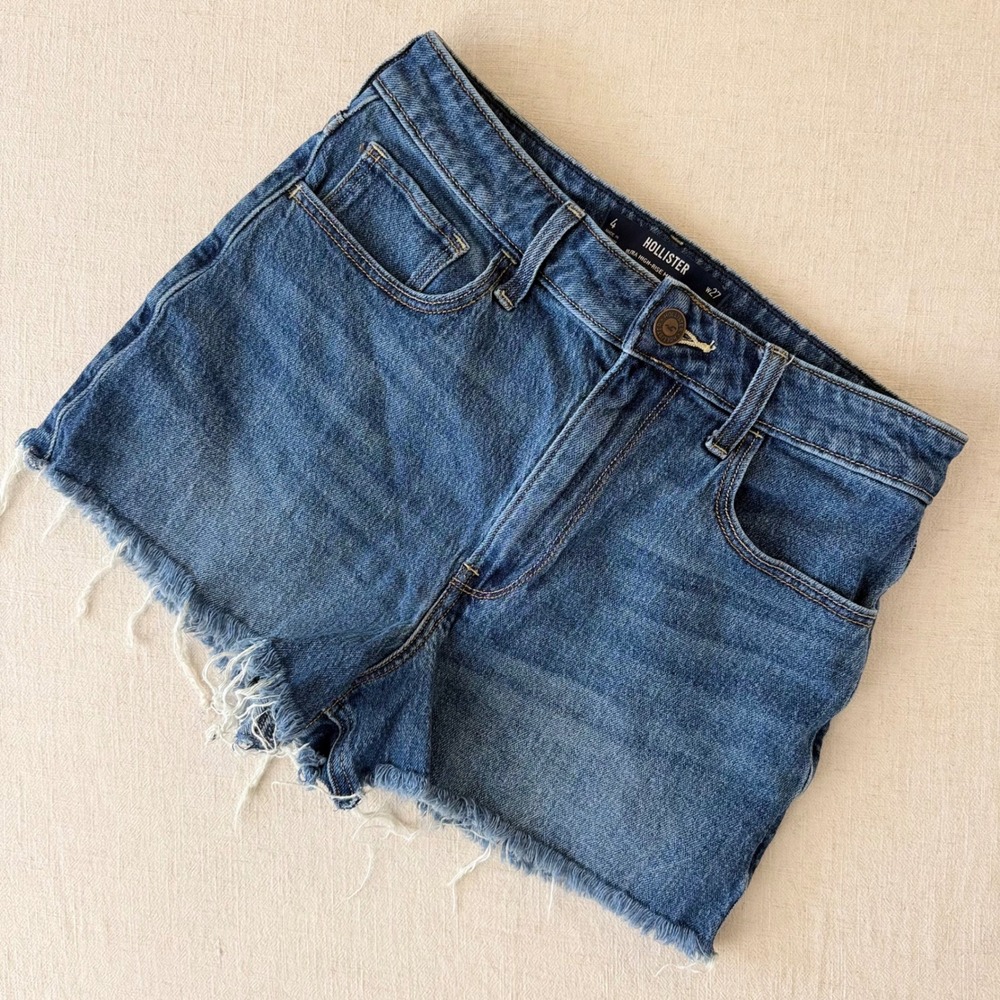 Hollister Ultra High-Rise Mom Shorts Medium Wash Frayed Raw Hem Size 4 W27 - Picture 2 of 8